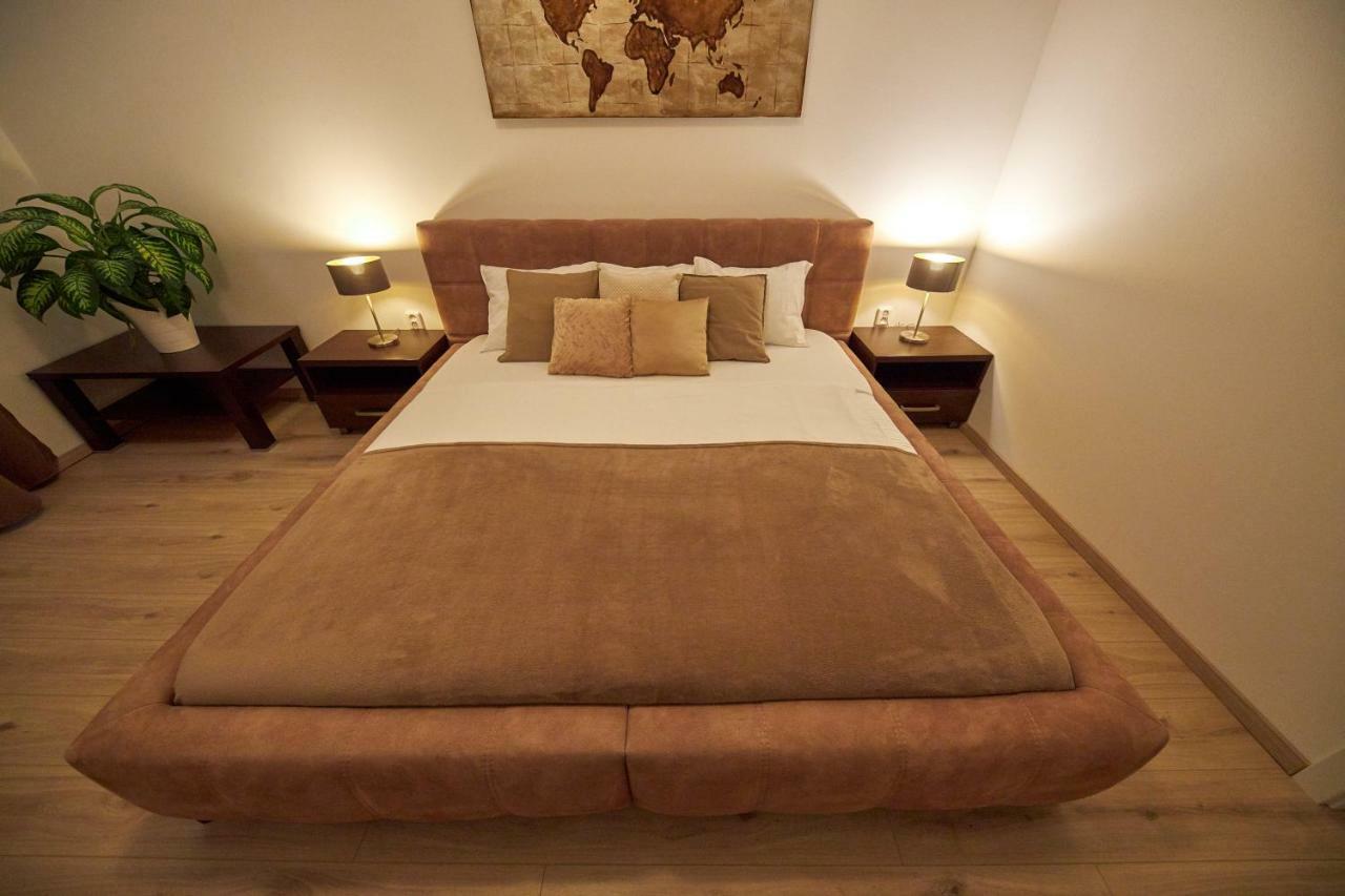 Le Monde Apartment Bratislava - amazing 5BDR in downtown Buitenkant foto
